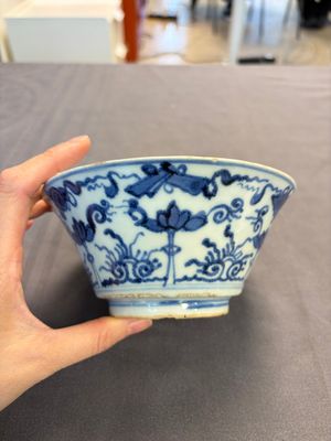 A Japanese blue and white vase, a jug and a bowl, 17th C. and later — photo 1