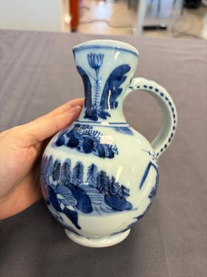 A Japanese blue and white vase, a jug and a bowl, 17th C. and later — photo 14