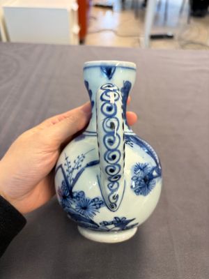 A Japanese blue and white vase, a jug and a bowl, 17th C. and later — photo 15