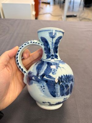 A Japanese blue and white vase, a jug and a bowl, 17th C. and later — photo 16