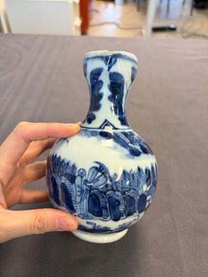 A Japanese blue and white vase, a jug and a bowl, 17th C. and later — photo 17
