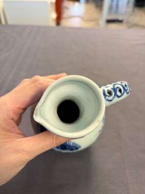 A Japanese blue and white vase, a jug and a bowl, 17th C. and later — photo 18