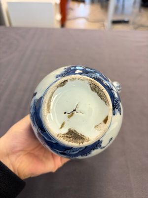 A Japanese blue and white vase, a jug and a bowl, 17th C. and later — photo 19
