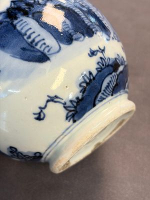 A Japanese blue and white vase, a jug and a bowl, 17th C. and later — photo 20