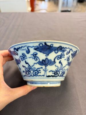 A Japanese blue and white vase, a jug and a bowl, 17th C. and later — photo 2