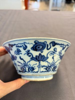 A Japanese blue and white vase, a jug and a bowl, 17th C. and later — photo 3
