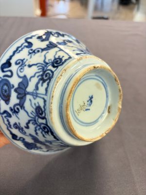 A Japanese blue and white vase, a jug and a bowl, 17th C. and later — photo 6