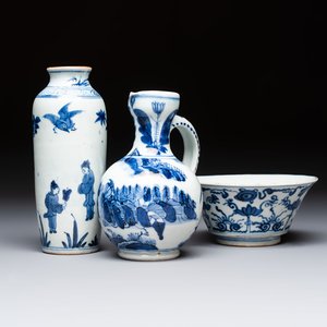 A Japanese blue and white vase, a jug and a bowl, 17th C. and later — photo 1