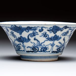 A Japanese blue and white vase, a jug and a bowl, 17th C. and later — photo 11