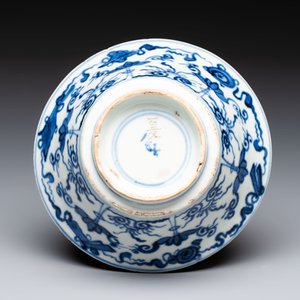A Japanese blue and white vase, a jug and a bowl, 17th C. and later — photo 12