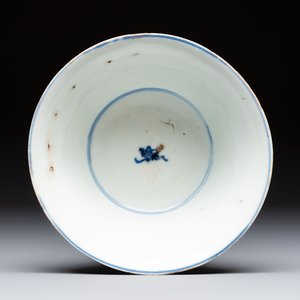 A Japanese blue and white vase, a jug and a bowl, 17th C. and later — photo 13