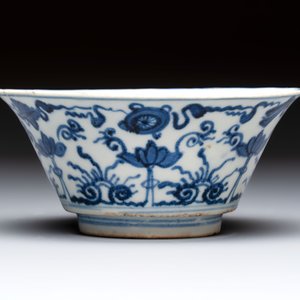A Japanese blue and white vase, a jug and a bowl, 17th C. and later — photo 8
