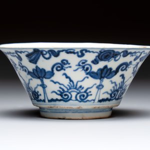 A Japanese blue and white vase, a jug and a bowl, 17th C. and later — photo 9
