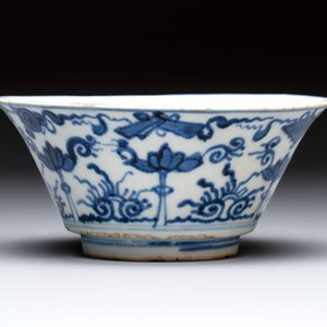 A Japanese blue and white vase, a jug and a bowl, 17th C. and later — photo 10