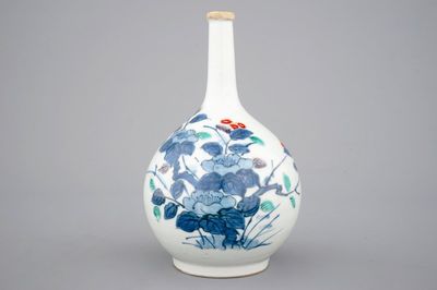 Un vase bouteille en porcelaine polychrome de Japon, 17/18ème
