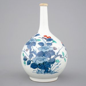 Un vase bouteille en porcelaine polychrome de Japon, 17/18ème — photo 1