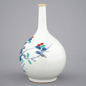 Un vase bouteille en porcelaine polychrome de Japon, 17/18ème — photo 2