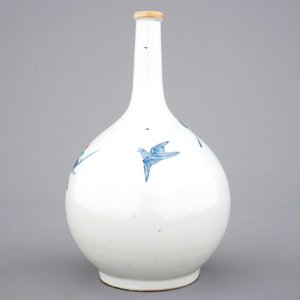 Un vase bouteille en porcelaine polychrome de Japon, 17/18ème — photo 3