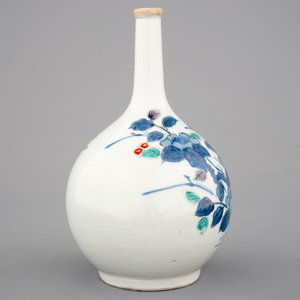 Un vase bouteille en porcelaine polychrome de Japon, 17/18ème — photo 4