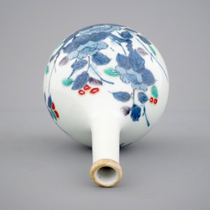 Un vase bouteille en porcelaine polychrome de Japon, 17/18ème — photo 5