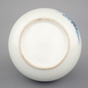 Un vase bouteille en porcelaine polychrome de Japon, 17/18ème — photo 6