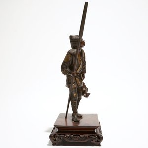 A Japanese bronze figure of a fisherman, signed Miyao, on a wooden stand — 照片 3