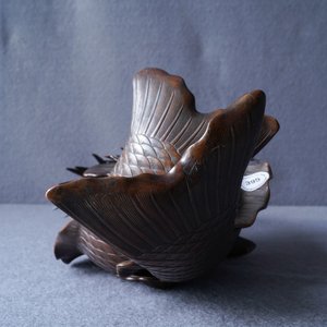 A Japanese bronze group depicting two koi fish, Meiji, 19th C. — 照片 12