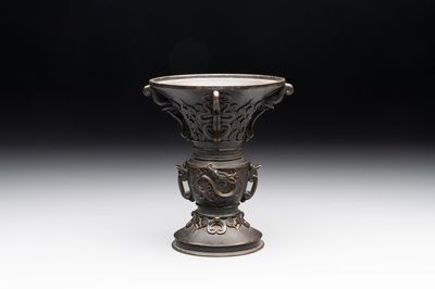 A Japanese bronze 'gu' vase with 'chilong' design, Edo, 18th C.