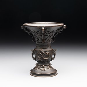 A Japanese bronze 'gu' vase with 'chilong' design, Edo, 18th C. — photo 1