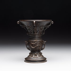 A Japanese bronze 'gu' vase with 'chilong' design, Edo, 18th C. — photo 5