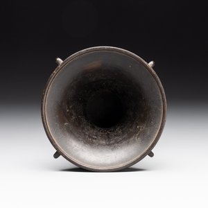 A Japanese bronze 'gu' vase with 'chilong' design, Edo, 18th C. — photo 7
