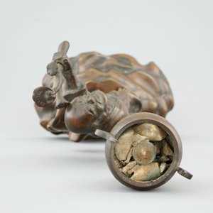 A Japanese bronze koro on foot and a figurative incense burner, Meiji/Taisho, 19/20th C. — 照片 13