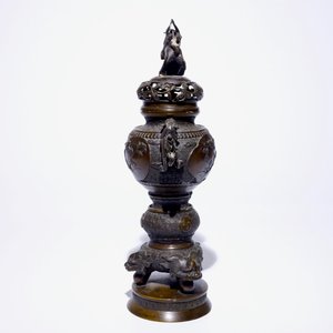 A Japanese bronze koro on foot and a figurative incense burner, Meiji/Taisho, 19/20th C. — 照片 5