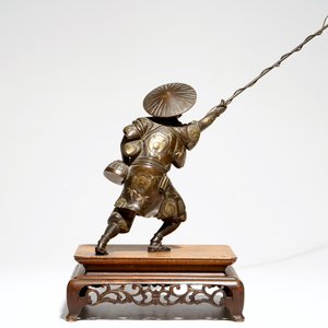 A Japanese bronze model of a fisherman on wooden base, Meiji, signed — 照片 4