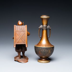 A Japanese bronze okimono and a vase, Meiji, 19th C. — 照片 4