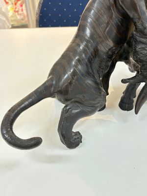 A Japanese bronze okimono of a tiger and a bull, signed Sano Takachika 佐野隆親, Meiji, 19th C. — photo 5