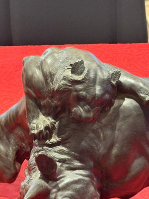 A Japanese bronze okimono of a tiger and a bull, signed Sano Takachika 佐野隆親, Meiji, 19th C. — photo 6