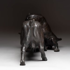 A Japanese bronze okimono of a tiger and a bull, signed Sano Takachika 佐野隆親, Meiji, 19th C. — photo 2