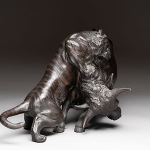 A Japanese bronze okimono of a tiger and a bull, signed Sano Takachika 佐野隆親, Meiji, 19th C. — photo 4