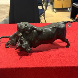 A Japanese bronze okimono of a tiger and a bull, signed Sano Takachika 佐野隆親, Meiji, 19th C. — photo 6