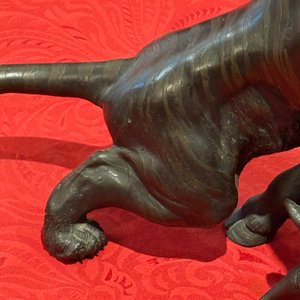A Japanese bronze okimono of a tiger and a bull, signed Sano Takachika 佐野隆親, Meiji, 19th C. — photo 9
