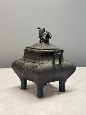 A Japanese bronze 'Phoenix' square incense burner and cover with shishi finial — 照片 3