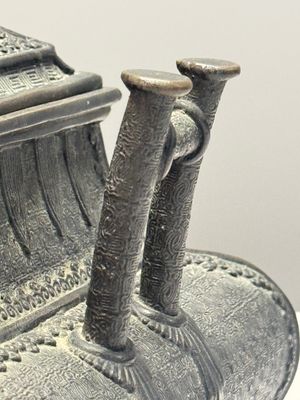 A Japanese bronze 'Phoenix' square incense burner and cover with shishi finial — 照片 5