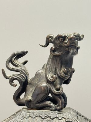A Japanese bronze 'Phoenix' square incense burner and cover with shishi finial — 照片 7