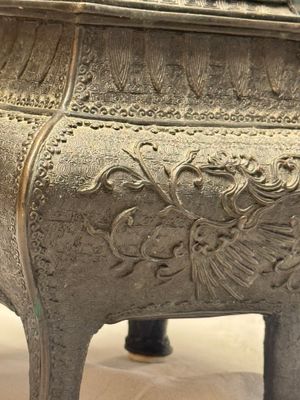 A Japanese bronze 'Phoenix' square incense burner and cover with shishi finial — 照片 8