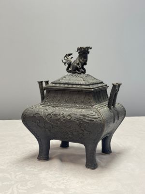 A Japanese bronze 'Phoenix' square incense burner and cover with shishi finial — foto 1
