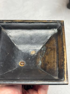 A Japanese bronze 'Phoenix' square incense burner and cover with shishi finial — foto 15