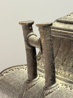A Japanese bronze 'Phoenix' square incense burner and cover with shishi finial — foto 6