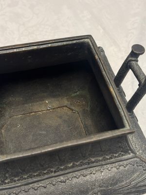 A Japanese bronze 'Phoenix' square incense burner and cover with shishi finial — foto 10