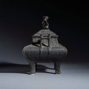 A Japanese bronze 'Phoenix' square incense burner and cover with shishi finial — foto 3